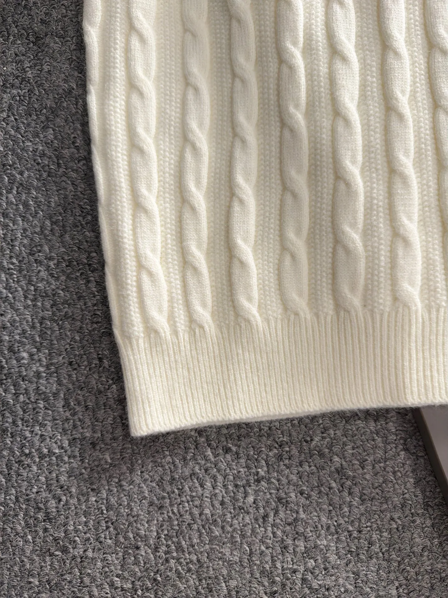 LP Loro Piana's latest sweaters from the official website for fall and winter 2026 are now on sale at the counter for Hot Sale! Specially made of wool blended fabric. It feels comfortable and can be directly in contact with the skin. The logo badge is exquisitely embroidered, which is extremely eye-catching! The details highlight the fashionable charm of big brands. Exquisite workmanship. Three-dimensional cutting style. The wearing effect is invincible and handsome! All three standards are complete! Sizes:M-3XL